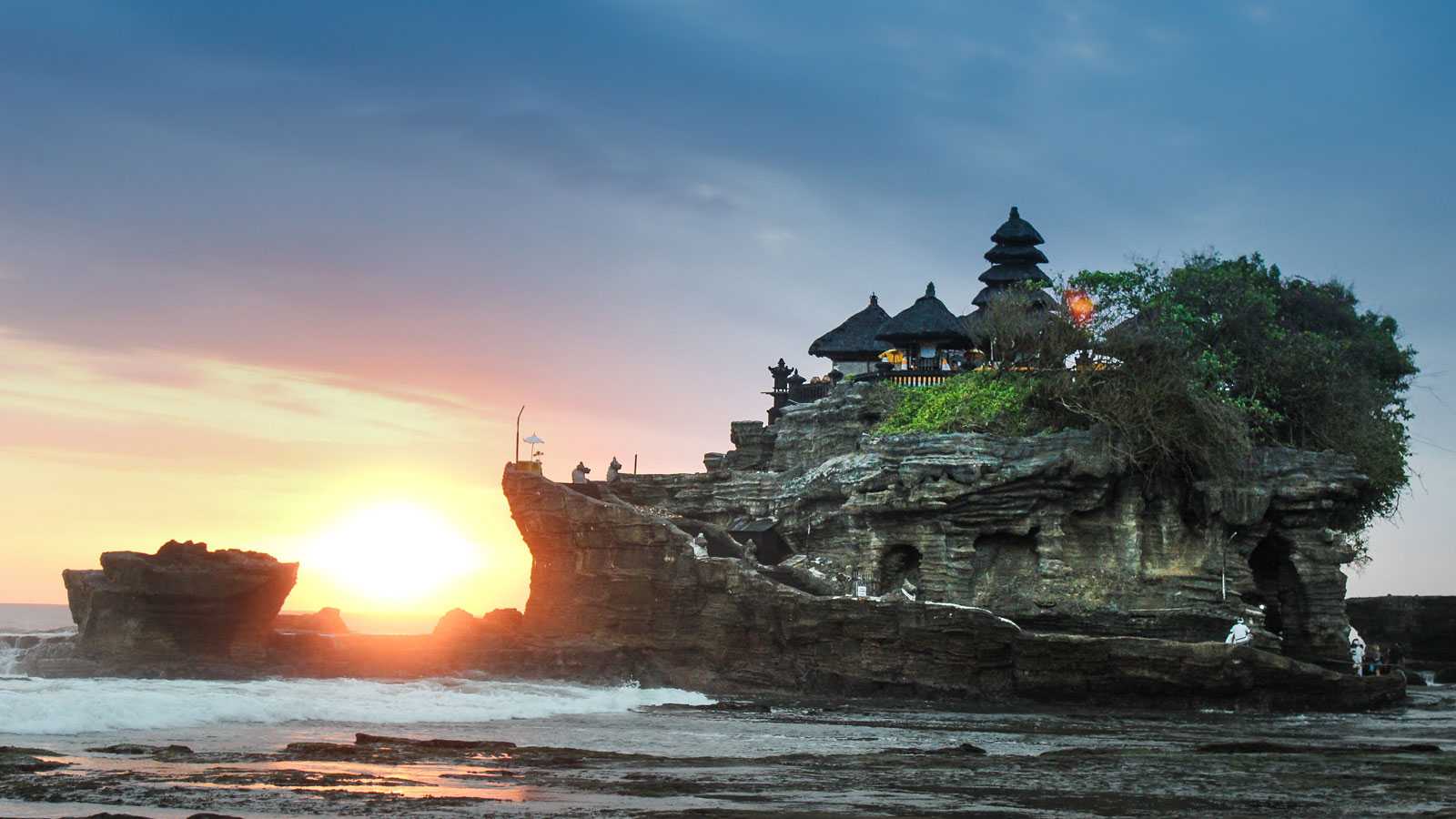 9 Pantai Terindah dengan Pesona Sunset Terbaik di Indonesia